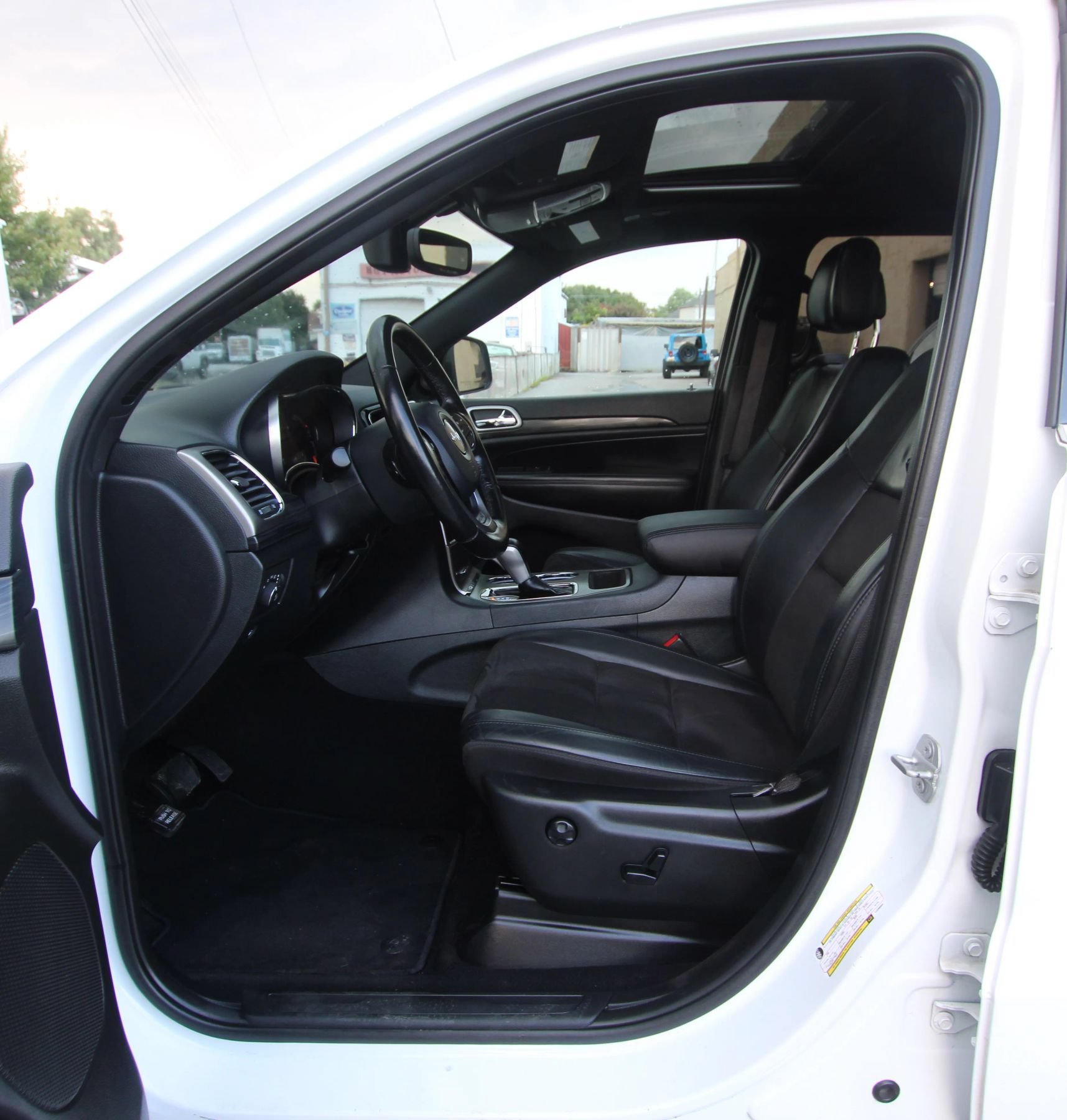 Used 2020 Jeep Grand Cherokee Laredo w/ Security & Convenience Group AWD/4WD image 9