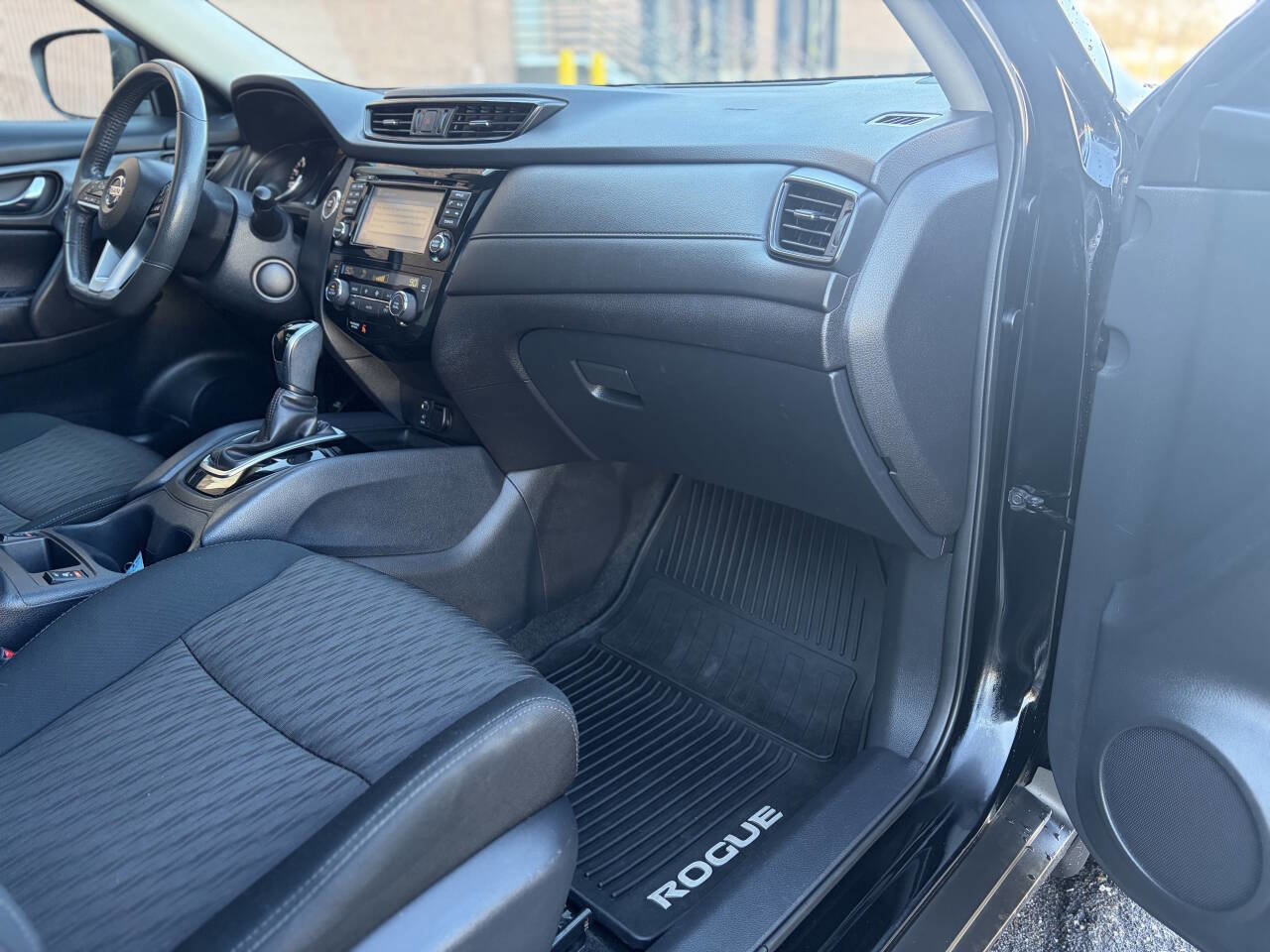 Used 2017 Nissan Rogue SV image 10