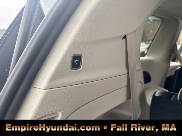 Used 2023 Chrysler Pacifica Touring-L image 7