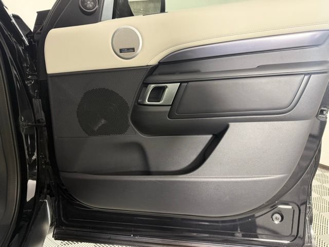 New 2025 Land Rover Discovery Metropolitan Edition AWD/4WD image 31