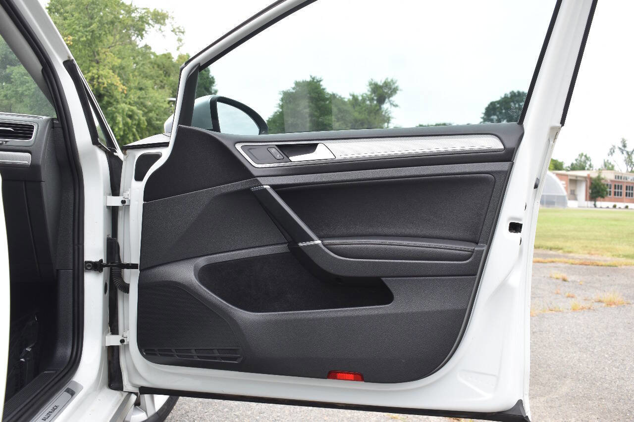 Used 2017 Volkswagen Golf Alltrack SE image 9