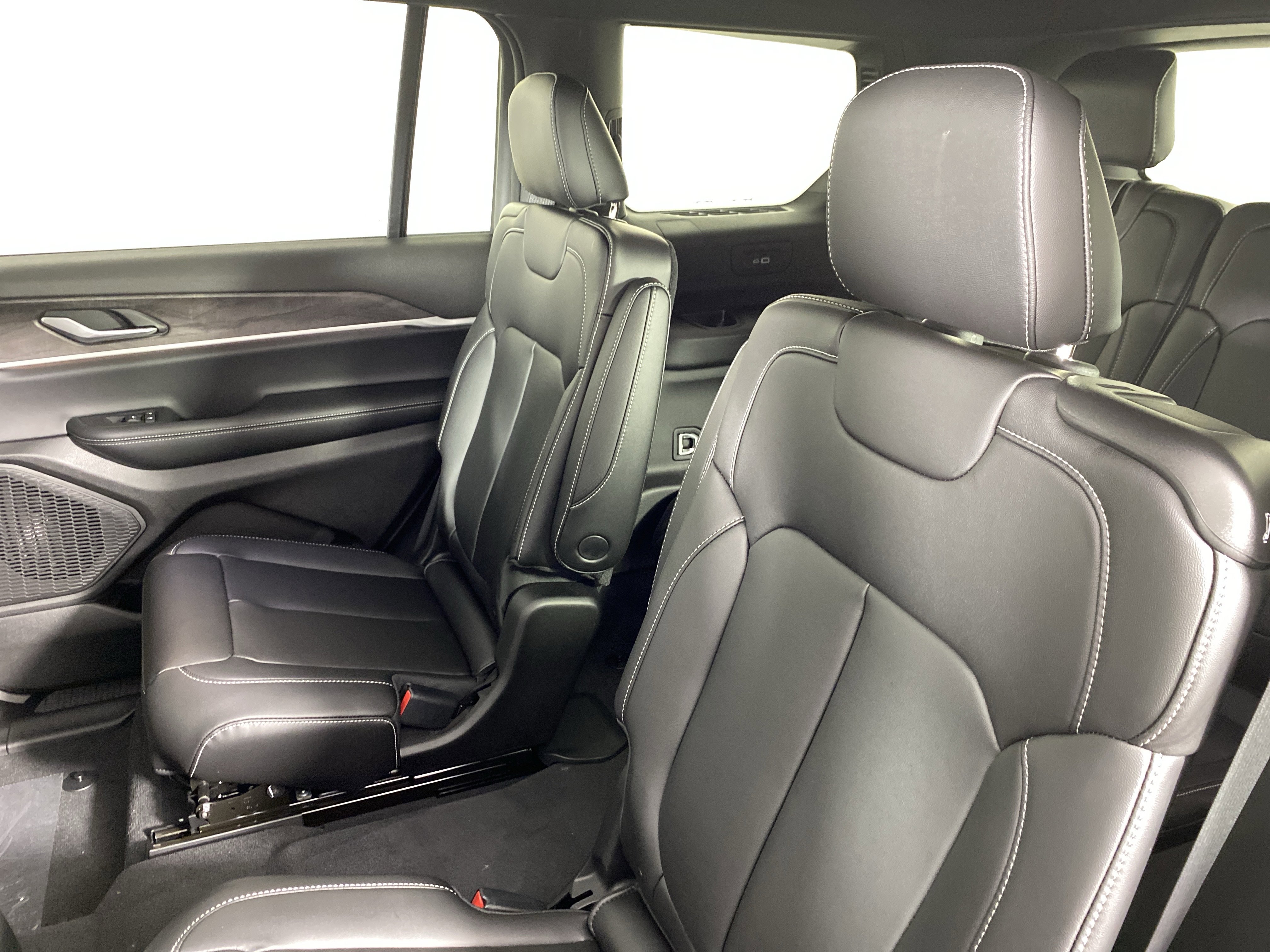 New 2025 Jeep Grand Cherokee L Limited w/ Black Appearance Package image 31