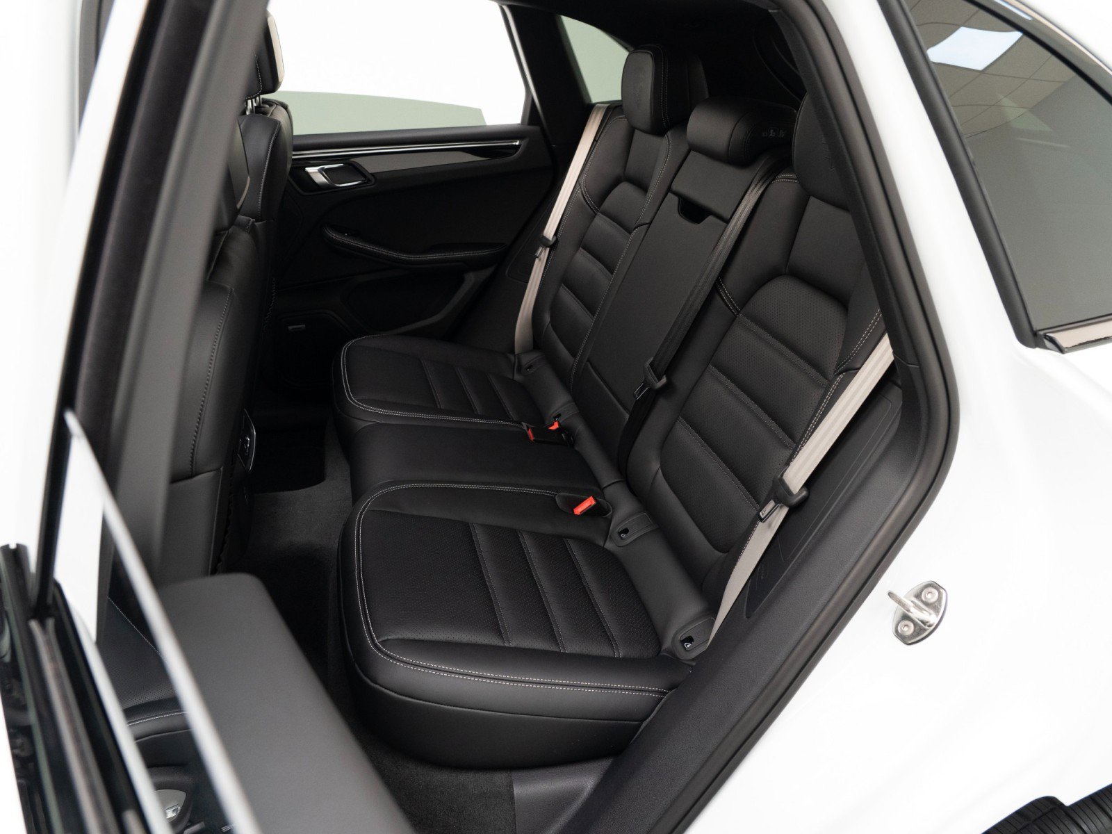 New 2026 Porsche Macan Turbo image 33