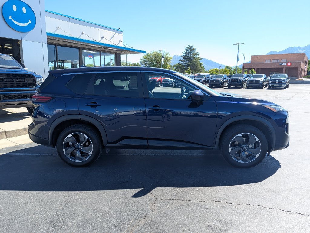 Used 2025 Nissan Rogue SV AWD/4WD image 2