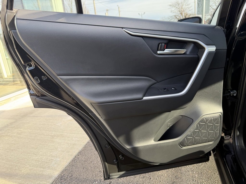 Used 2024 Toyota RAV4 SE image 27