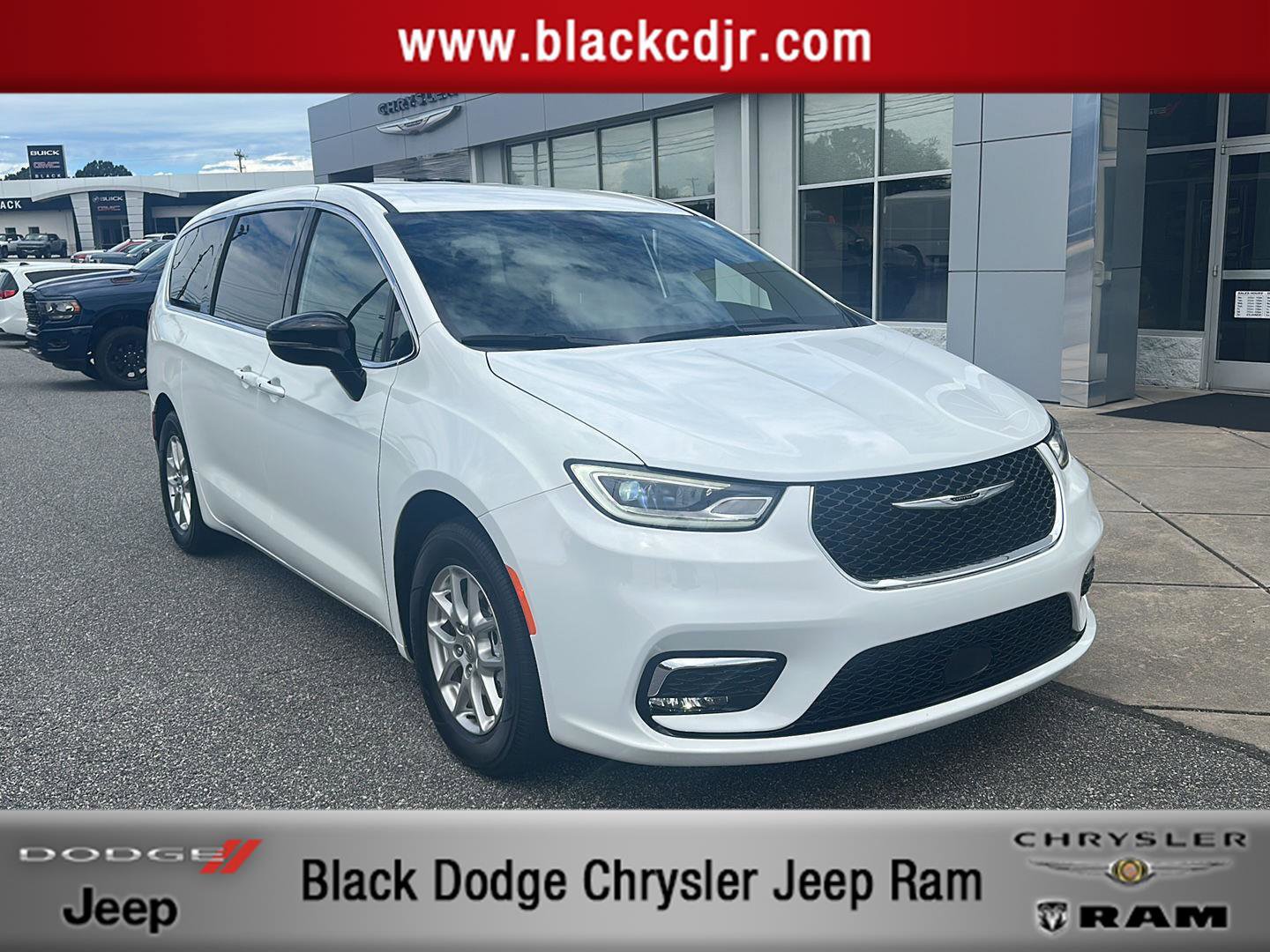 Used 2025 Chrysler Pacifica Select image 1