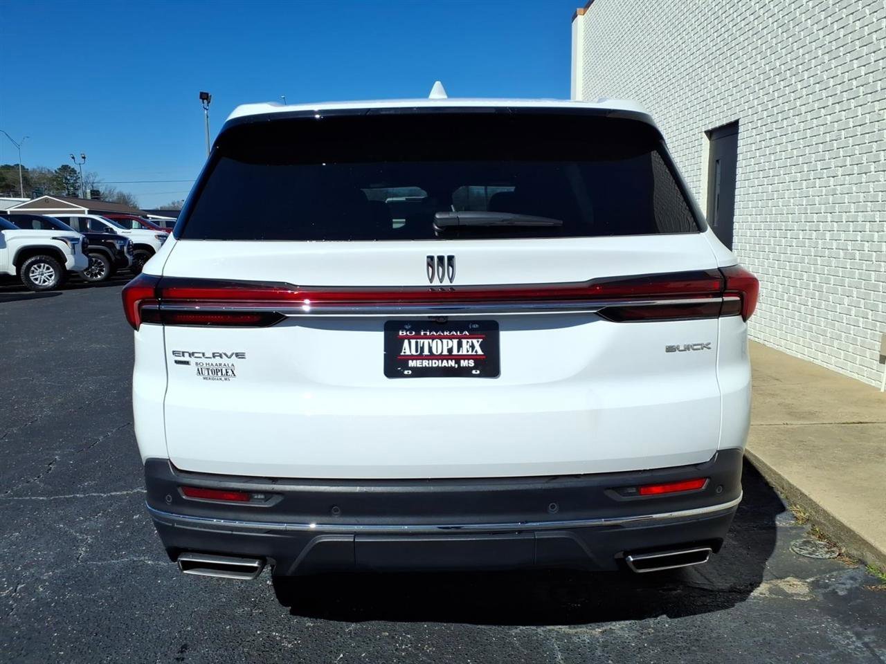 Used 2025 Buick Enclave Preferred image 4