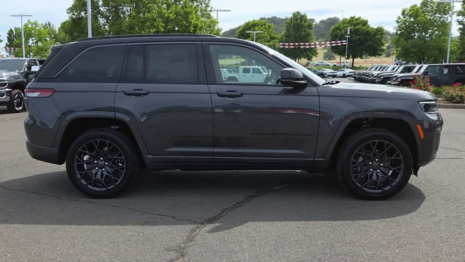 New 2026 Jeep Grand Cherokee Summit AWD/4WD image 9