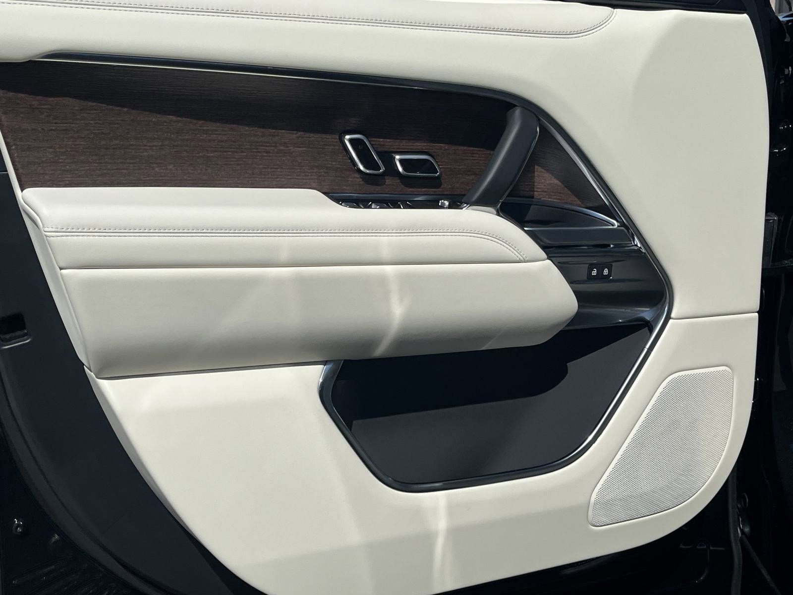 New 2025 Land Rover Range Rover SE image 22