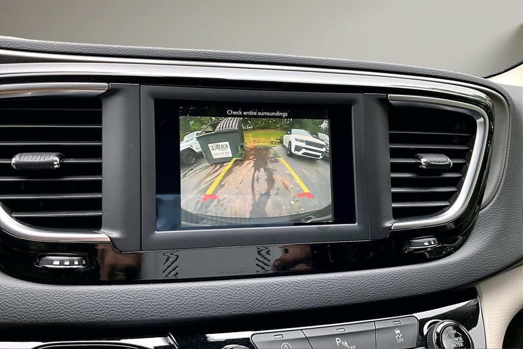 Used 2020 Chrysler Pacifica Touring-L FWD image 14