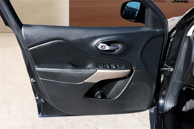Used 2018 Jeep Cherokee Limited image 11