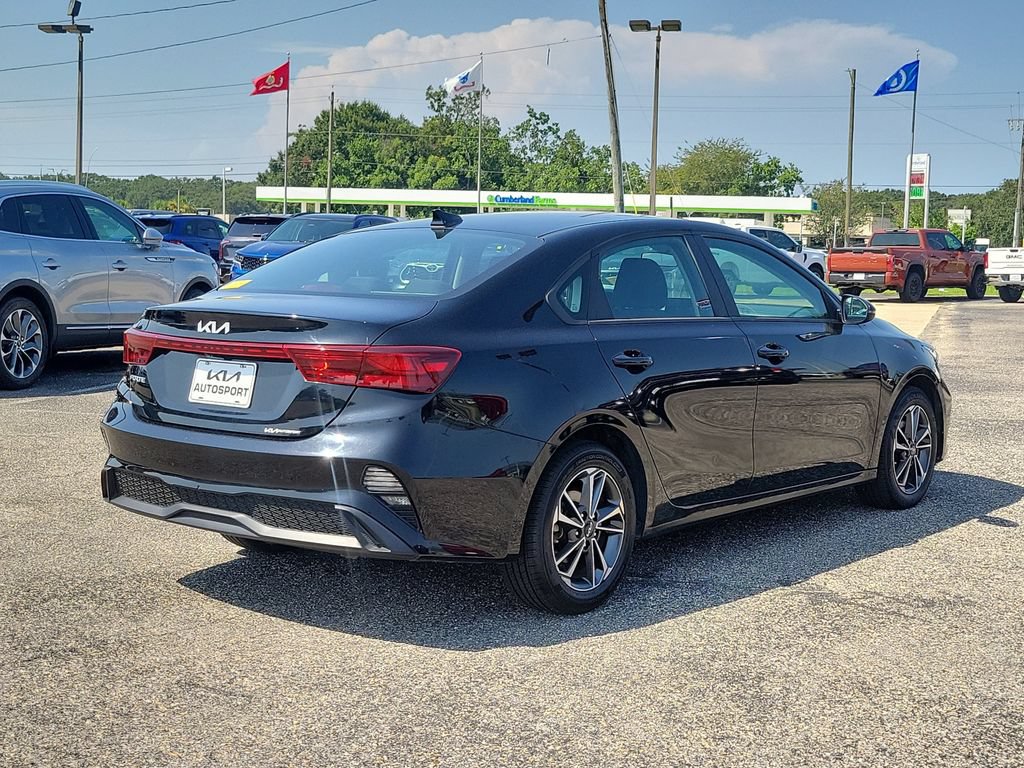Used 2023 Kia Forte LXS w/ LXS Technology Package FWD image 4