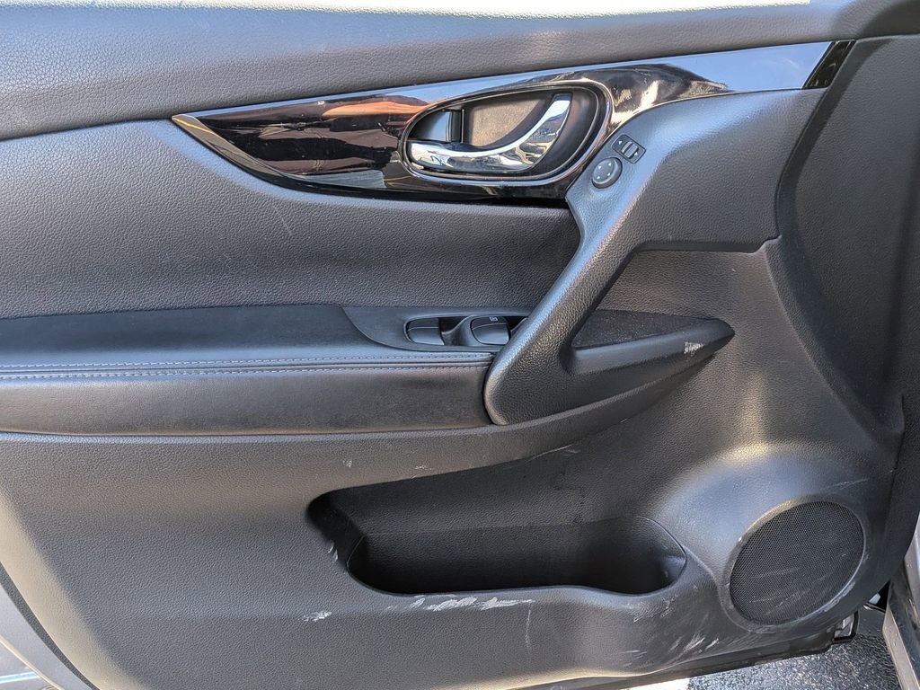 Used 2021 Nissan Rogue Sport SV AWD/4WD image 9