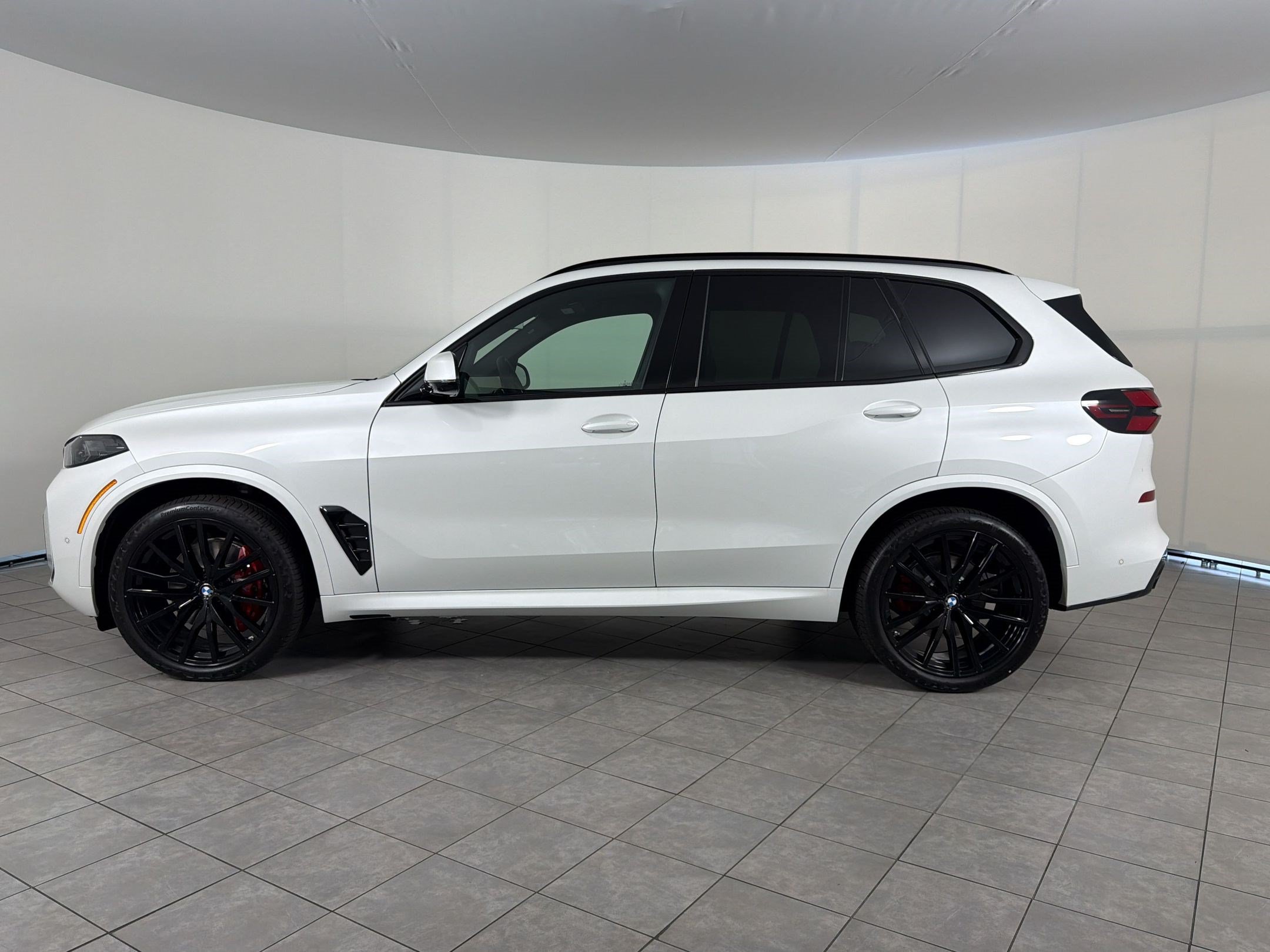 New 2026 BMW X5 xDrive40i w/ M Sport Package AWD/4WD image 2