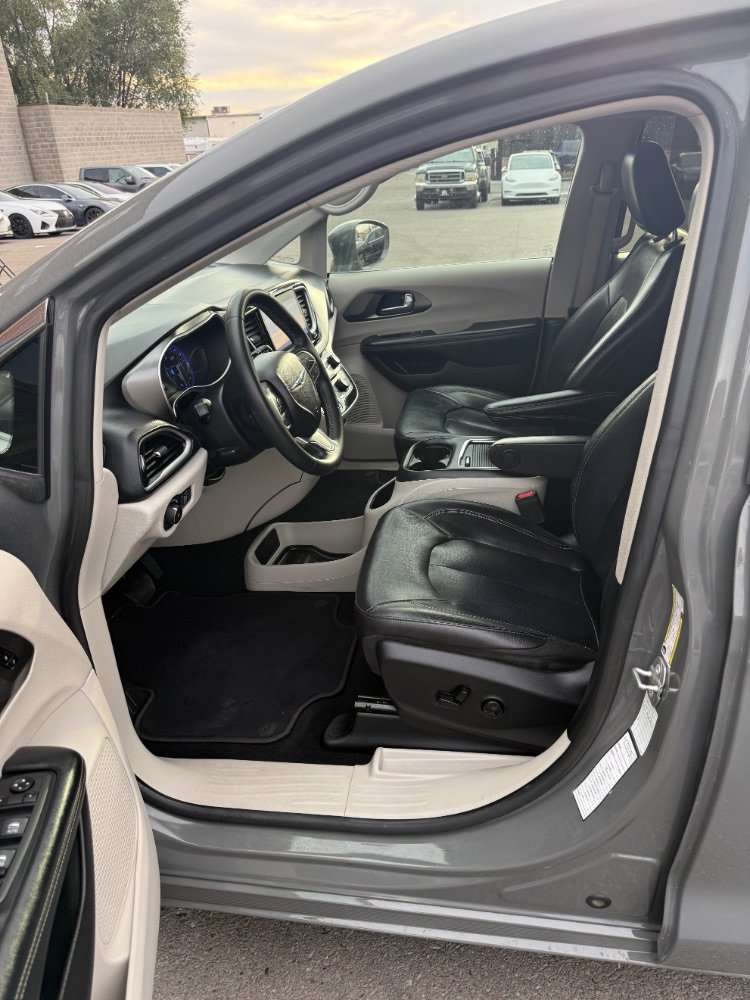 Used 2022 Chrysler Pacifica Touring-L image 7