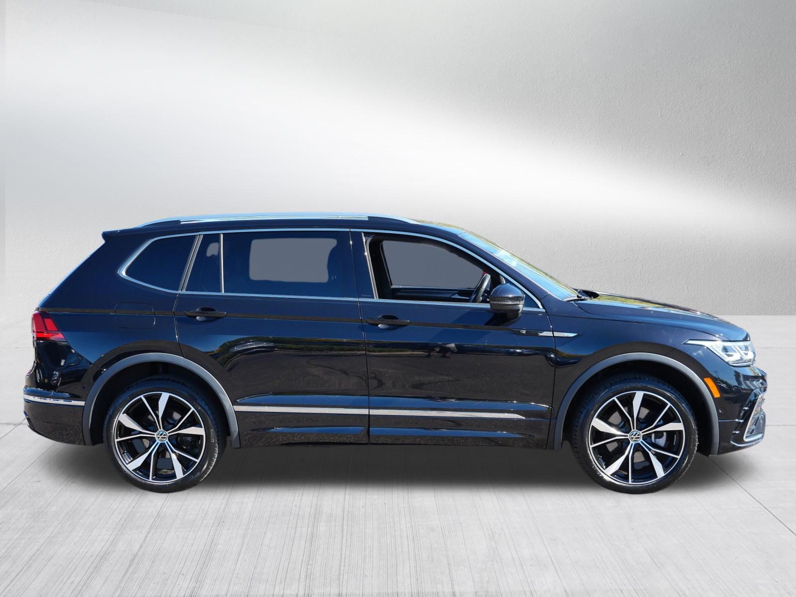 Certified 2024 Volkswagen Tiguan SEL R-Line AWD/4WD image 8