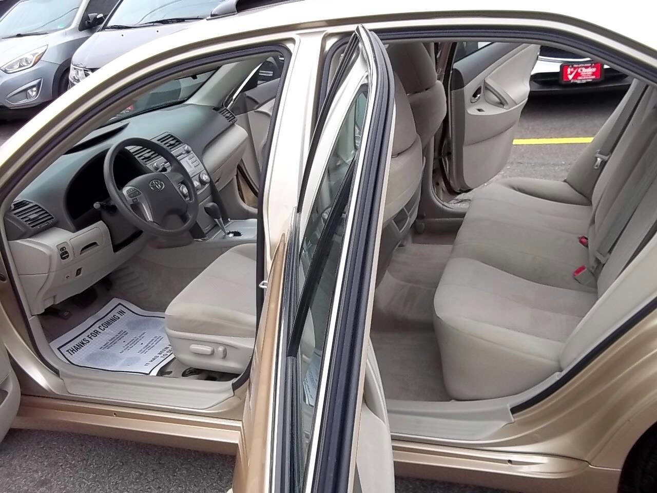 Used 2010 Toyota Camry LE image 3