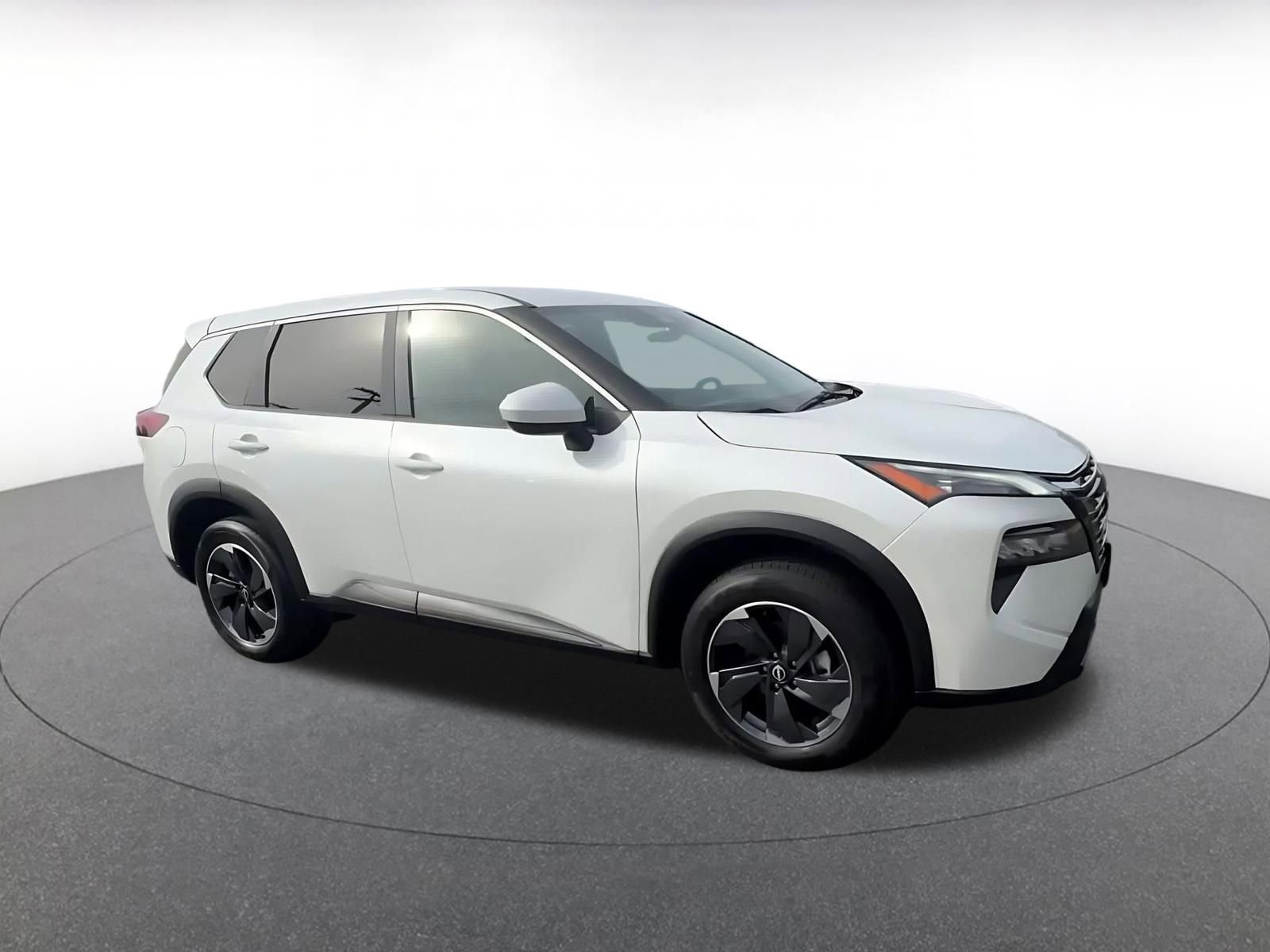 Used 2025 Nissan Rogue SV image 2