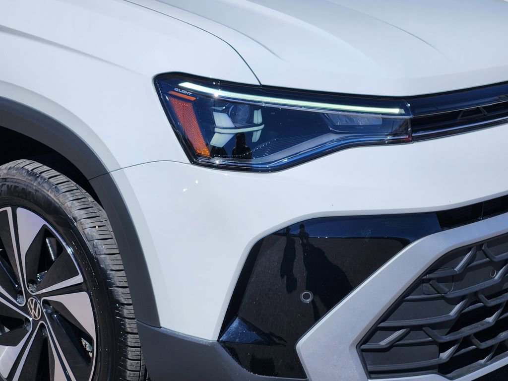 Used 2025 Volkswagen Taos SE image 28