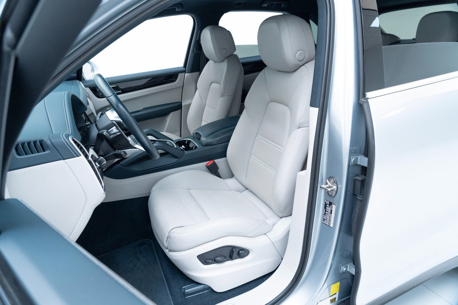 Certified 2022 Porsche Cayenne E-Hybrid image 5