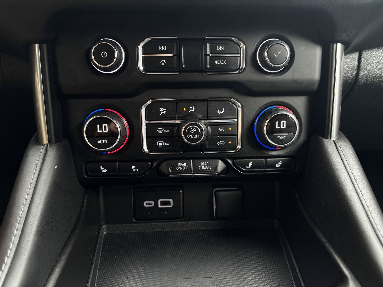 Used 2024 Chevrolet Suburban LT AWD/4WD image 19
