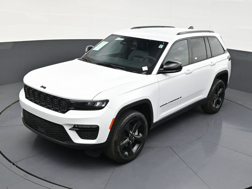 Used 2025 Jeep Grand Cherokee Limited w/ Black Appearance Package image 13