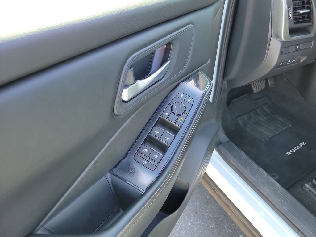 Used 2024 Nissan Rogue SV image 13