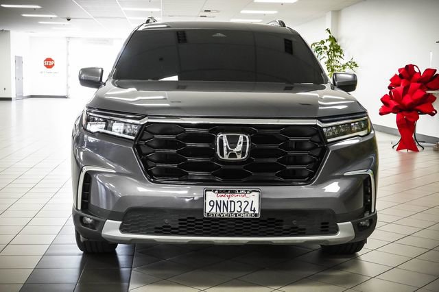 Used 2025 Honda Pilot Touring image 4