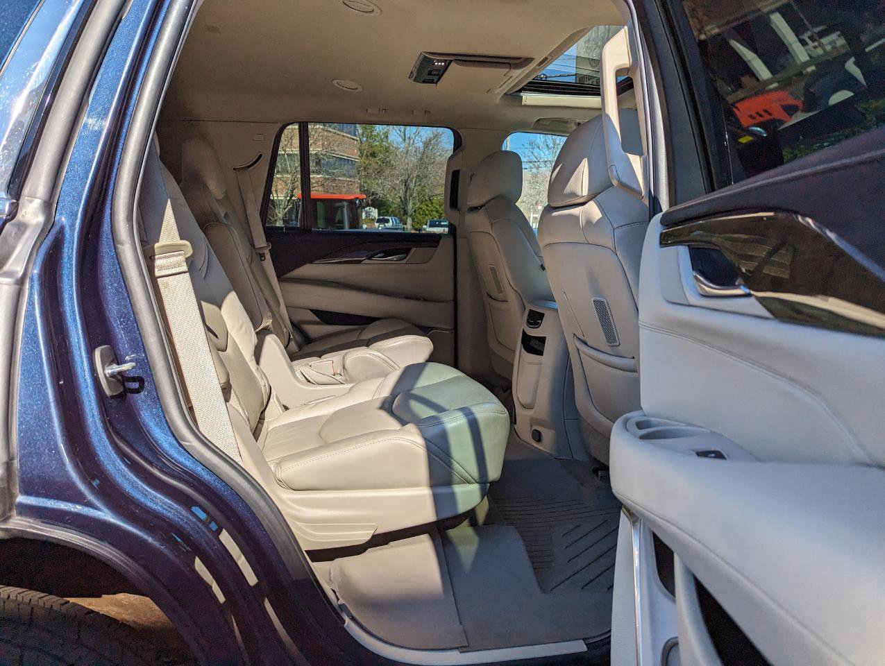 Used 2019 Cadillac Escalade Luxury w/ LPO, Radiant Package image 35