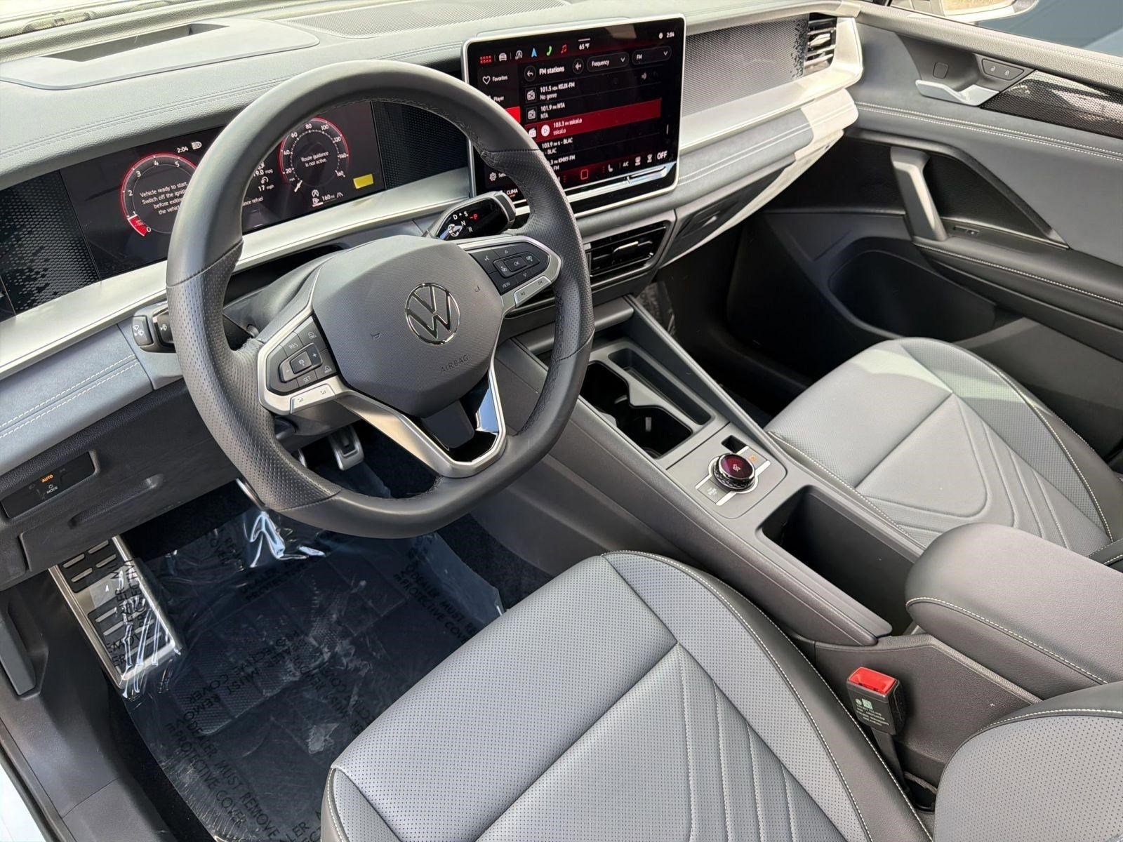 Used 2025 Volkswagen Tiguan SE R-Line image 4