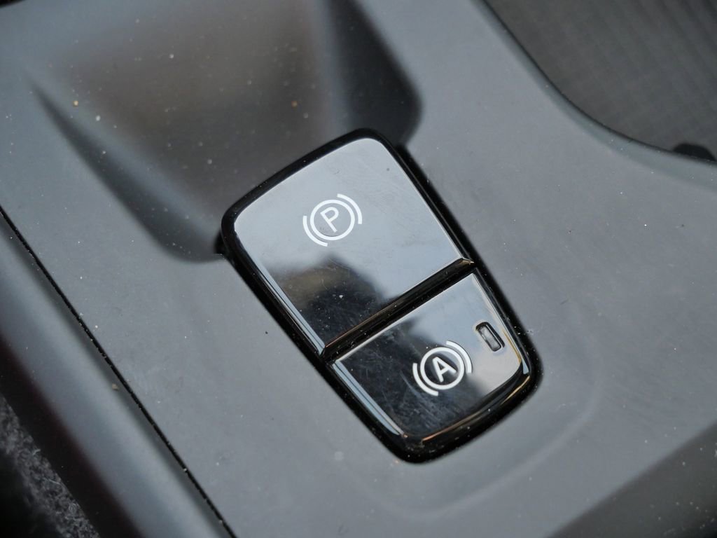 Used 2024 Volvo XC40 B5 Core image 42