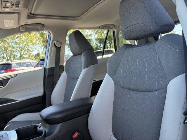 Used 2025 Toyota RAV4 XLE w/ Convenience Package AWD/4WD image 5