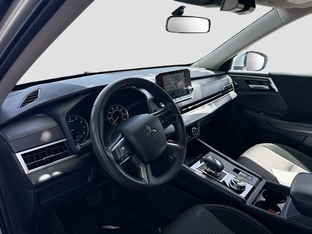 Used 2024 Mitsubishi Outlander ES FWD image 9