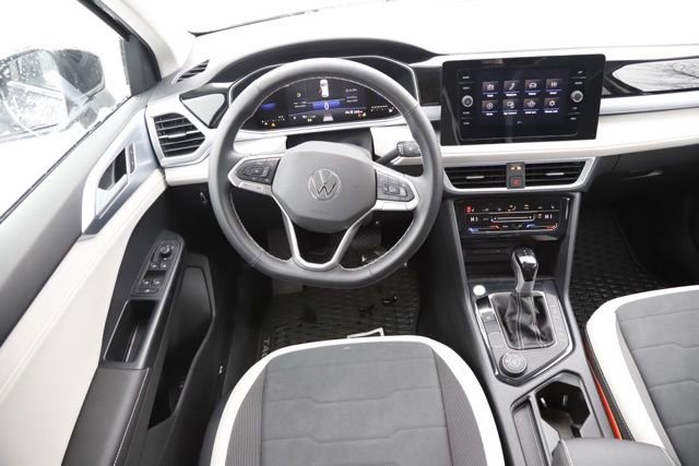 Used 2025 Volkswagen Taos SE w/ Panoramic Sunroof Package image 18