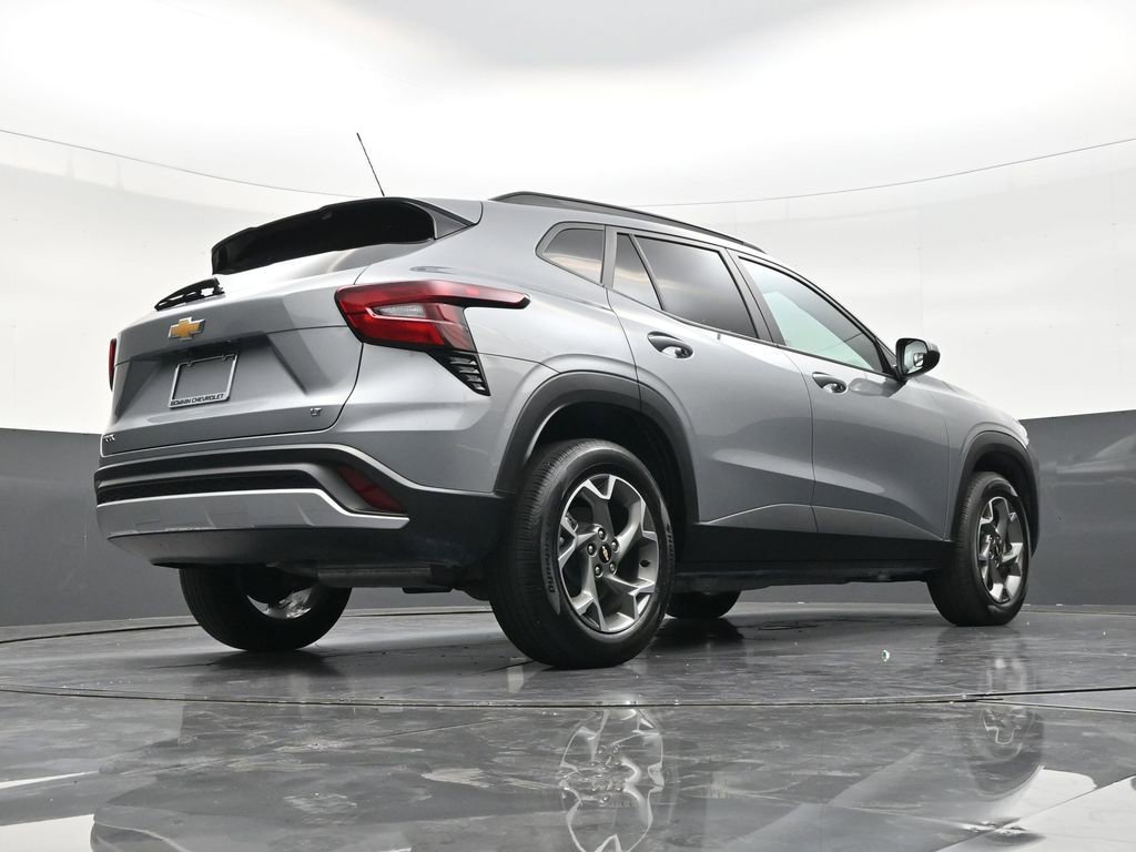 Used 2025 Chevrolet Trax LT FWD image 25