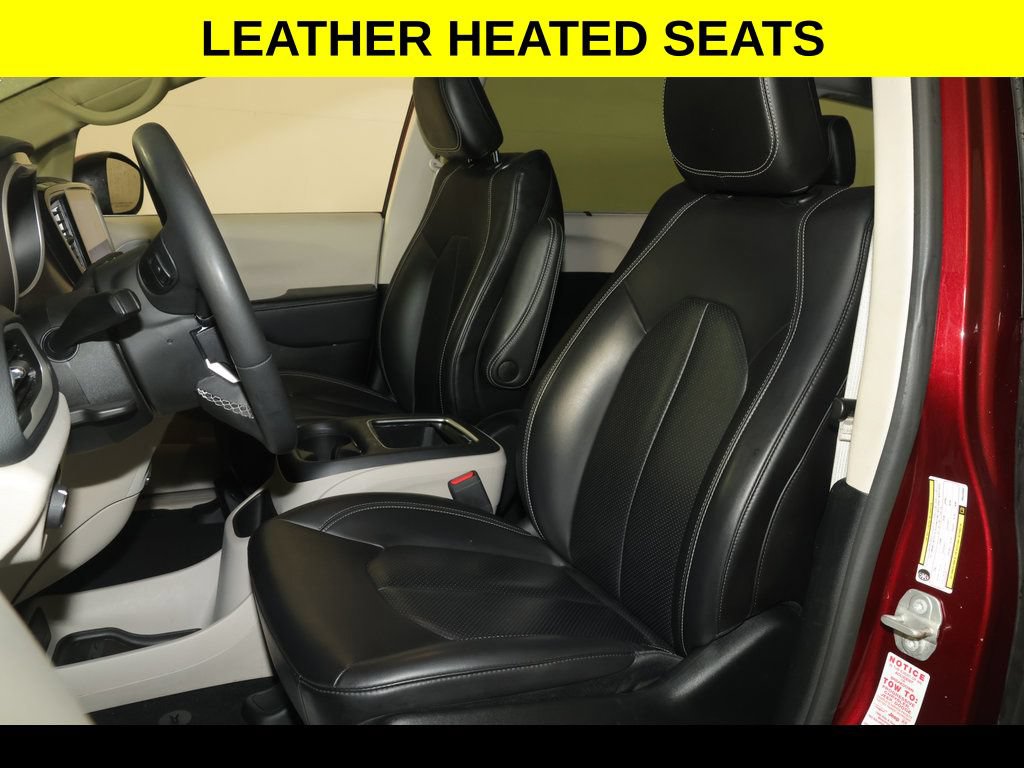 Used 2023 Chrysler Pacifica Touring-L FWD image 3
