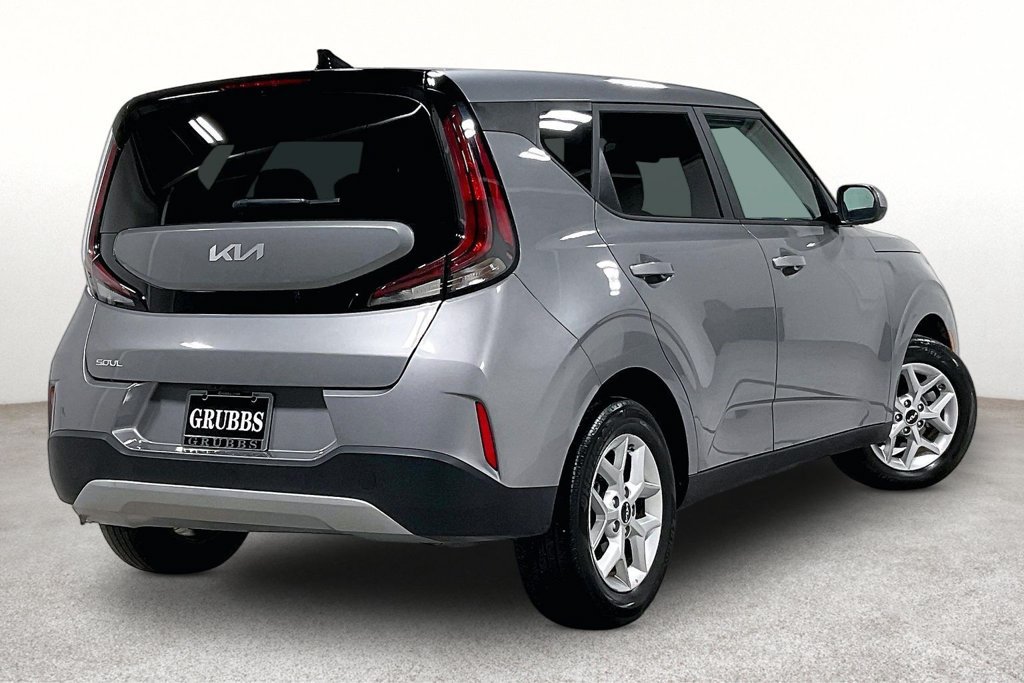 Used 2025 Kia Soul LX w/ LX Technology Package FWD image 2