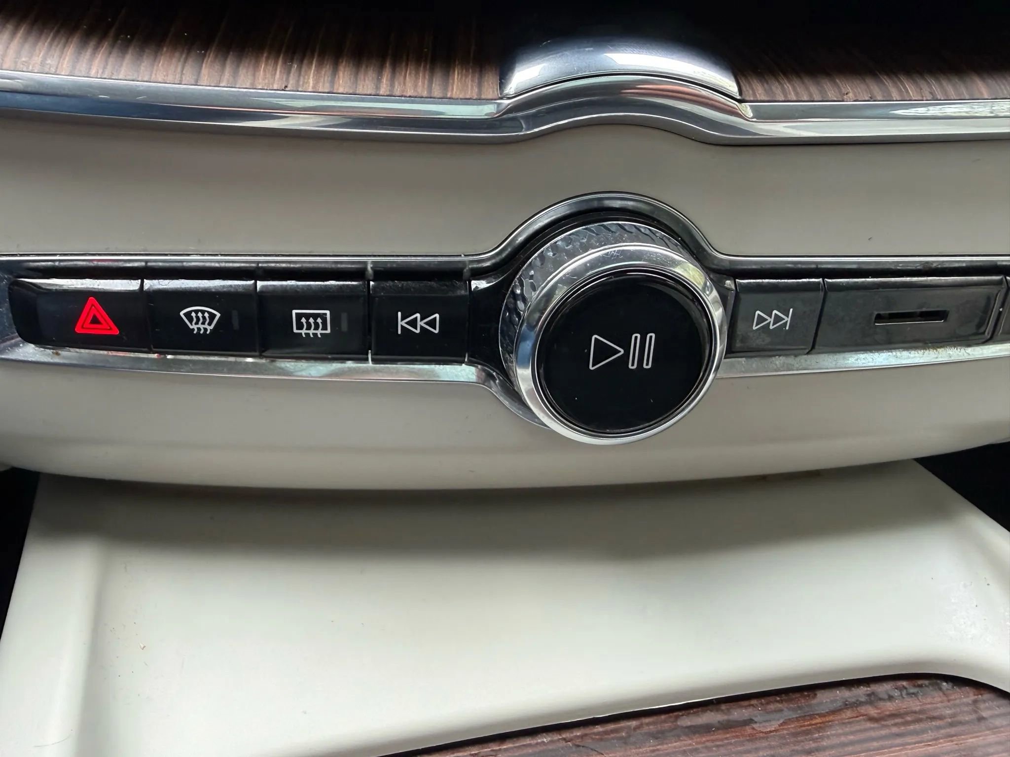 Used 2022 Volvo XC60 B5 Momentum image 25