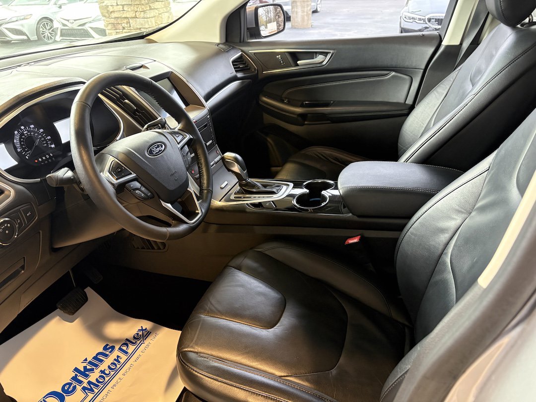 Used 2016 Ford Edge Titanium w/ Technology Package FWD image 2