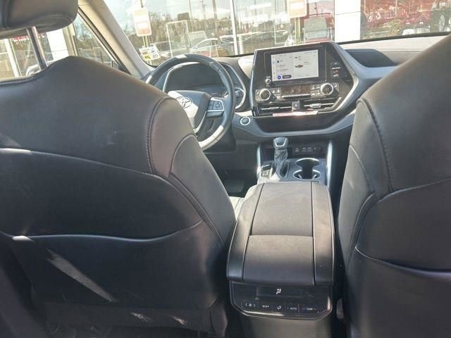 Used 2025 Toyota Highlander XLE image 24