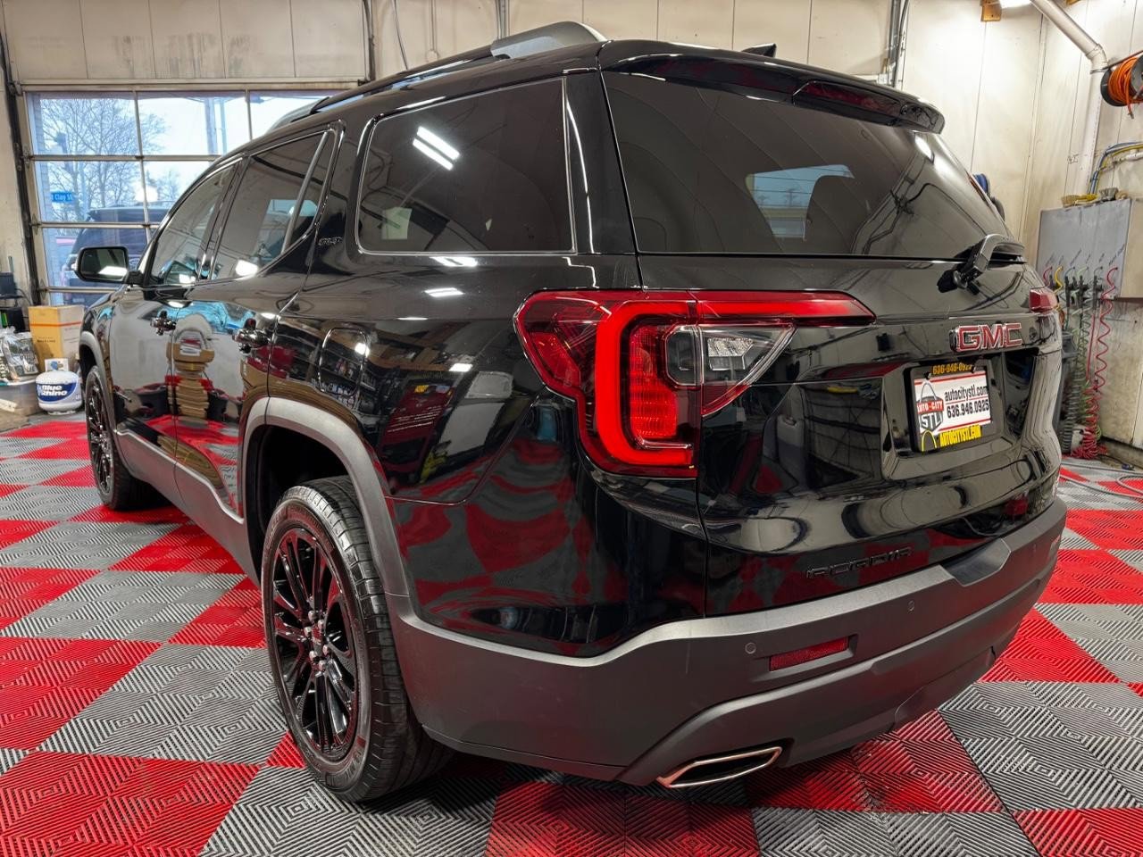 Used 2023 GMC Acadia SLT w/ Elevation Edition image 5
