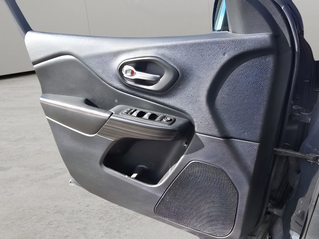 Used 2016 Jeep Cherokee Trailhawk w/ Comfort/Convenience Group image 17