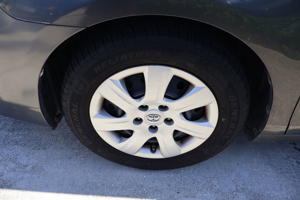 Used 2010 Toyota Camry LE FWD image 4