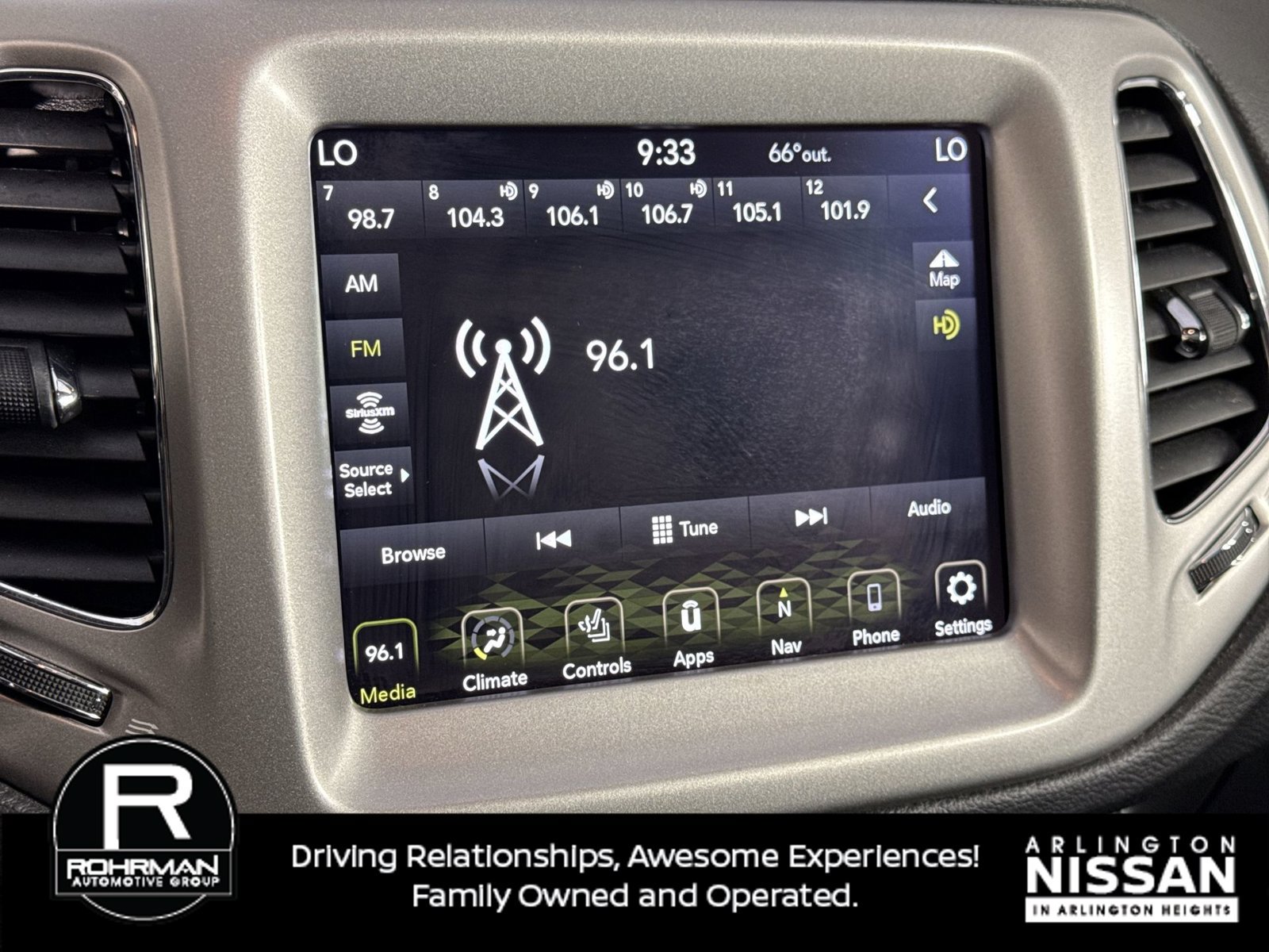Used 2021 Jeep Compass Latitude w/ Sun and Sound Group AWD/4WD image 7