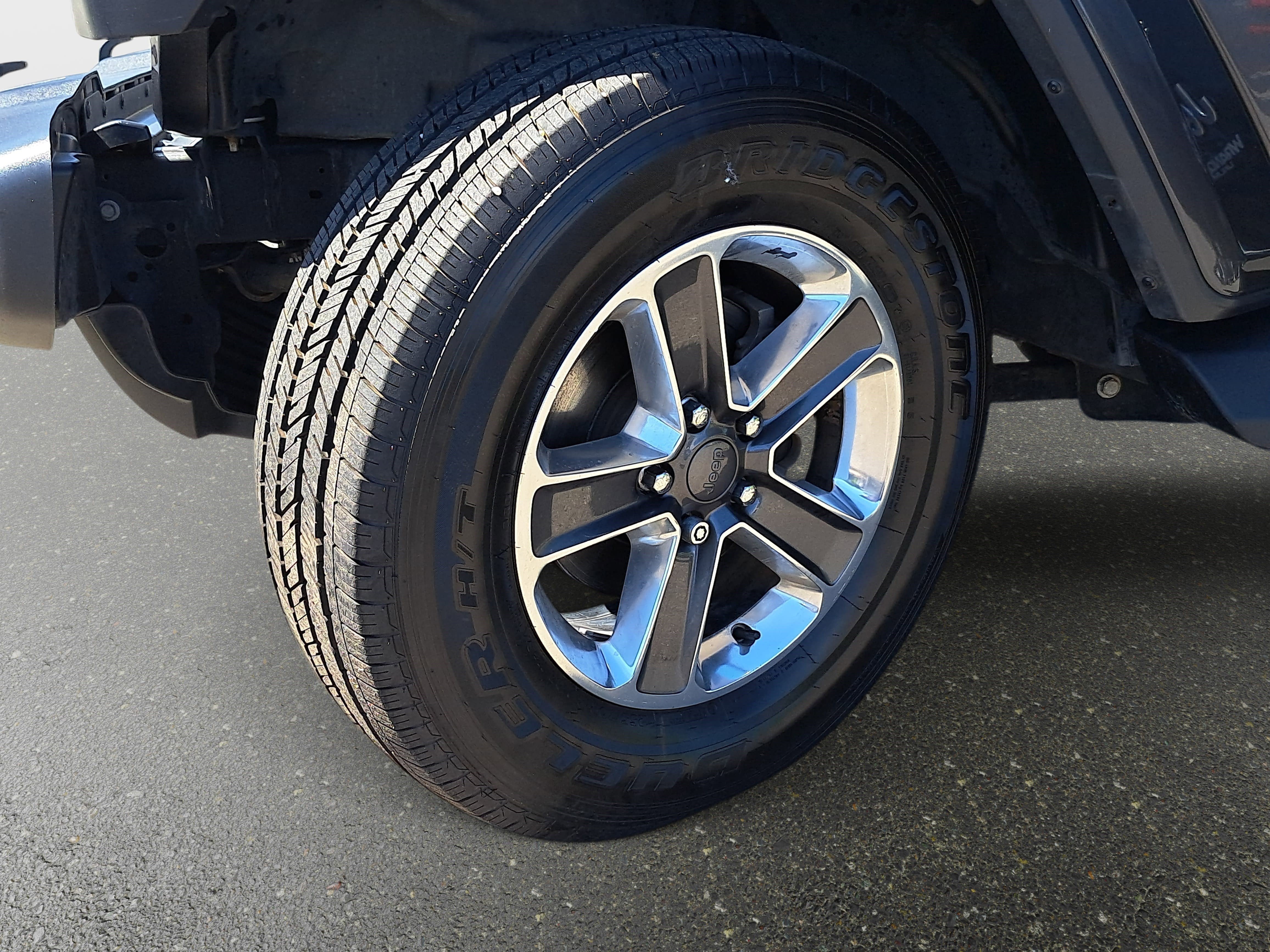 Used 2018 Jeep Wrangler Unlimited Sahara w/ Dual Top Group image 30