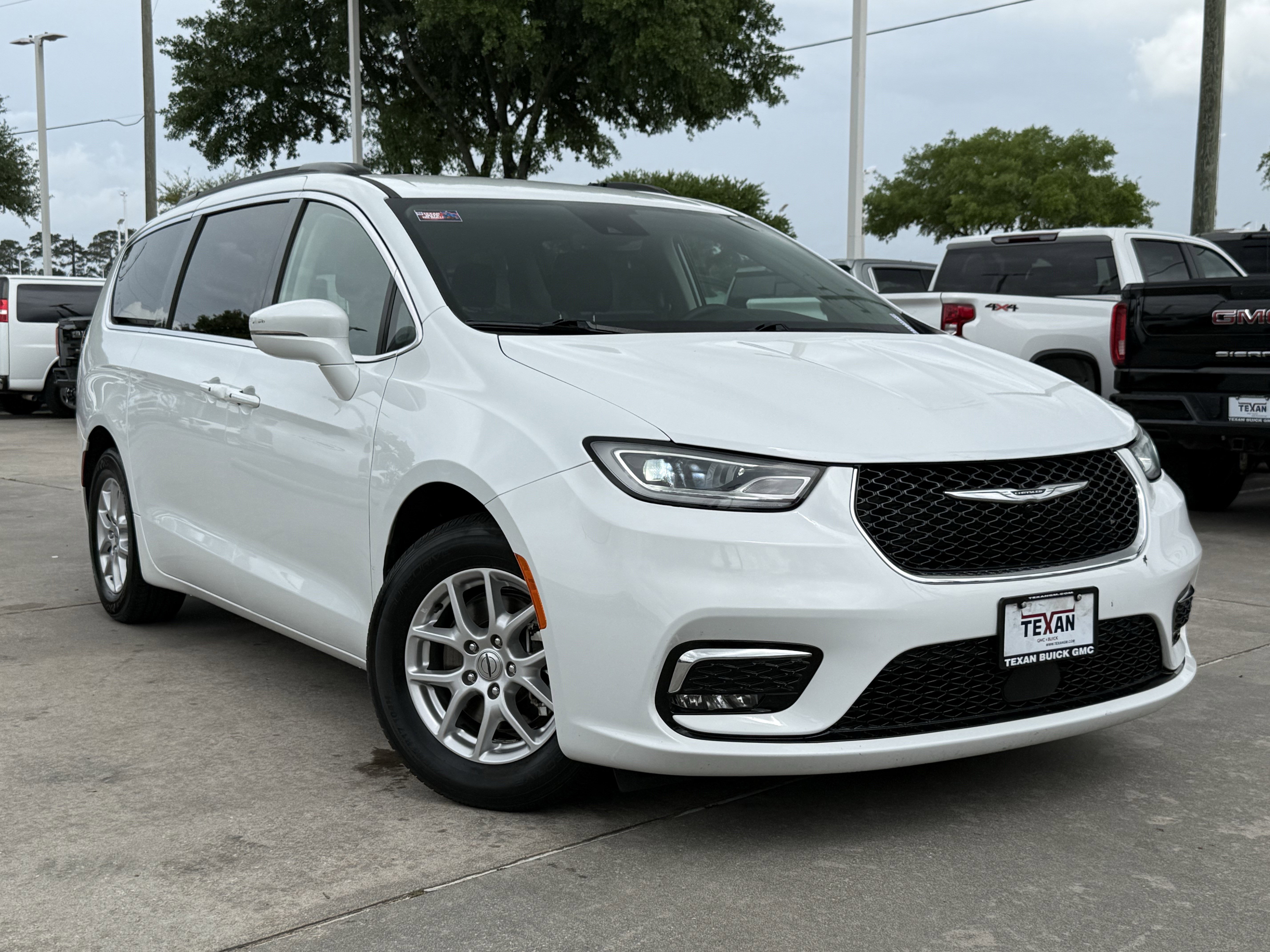 Used 2022 Chrysler Pacifica Touring-L image 2