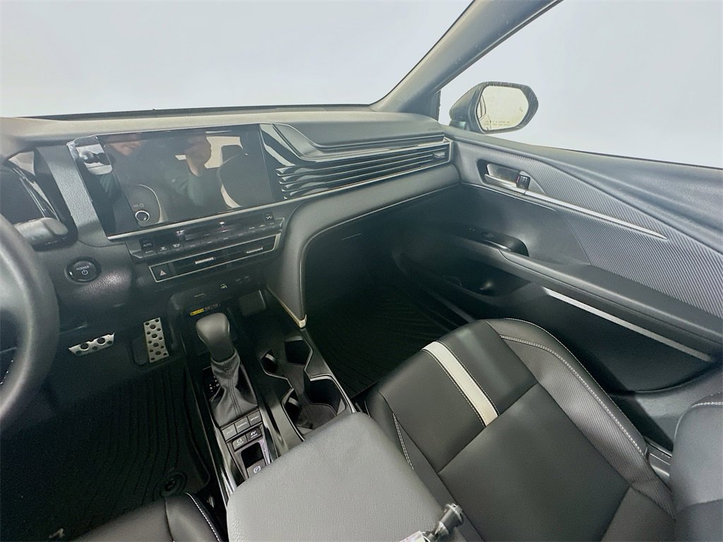 Used 2025 Toyota Camry SE image 11