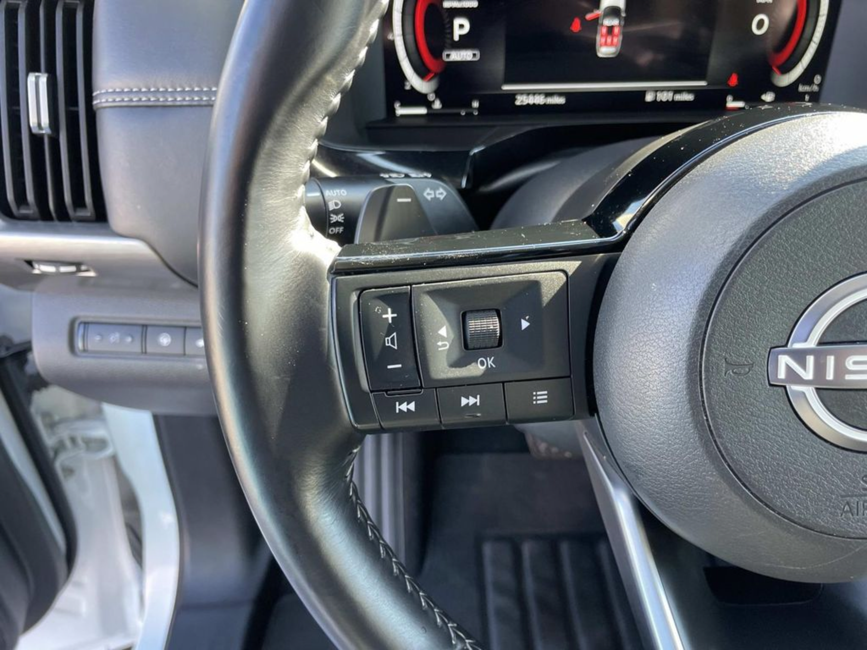 Used 2025 Nissan Pathfinder Platinum AWD/4WD image 27