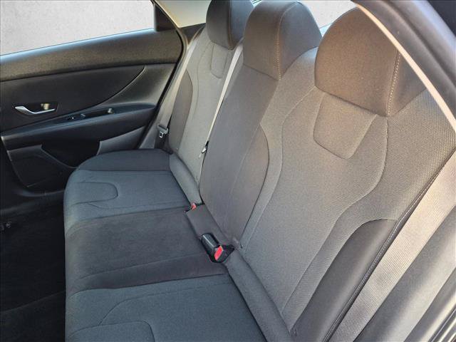 Used 2022 Hyundai Elantra SE FWD image 17