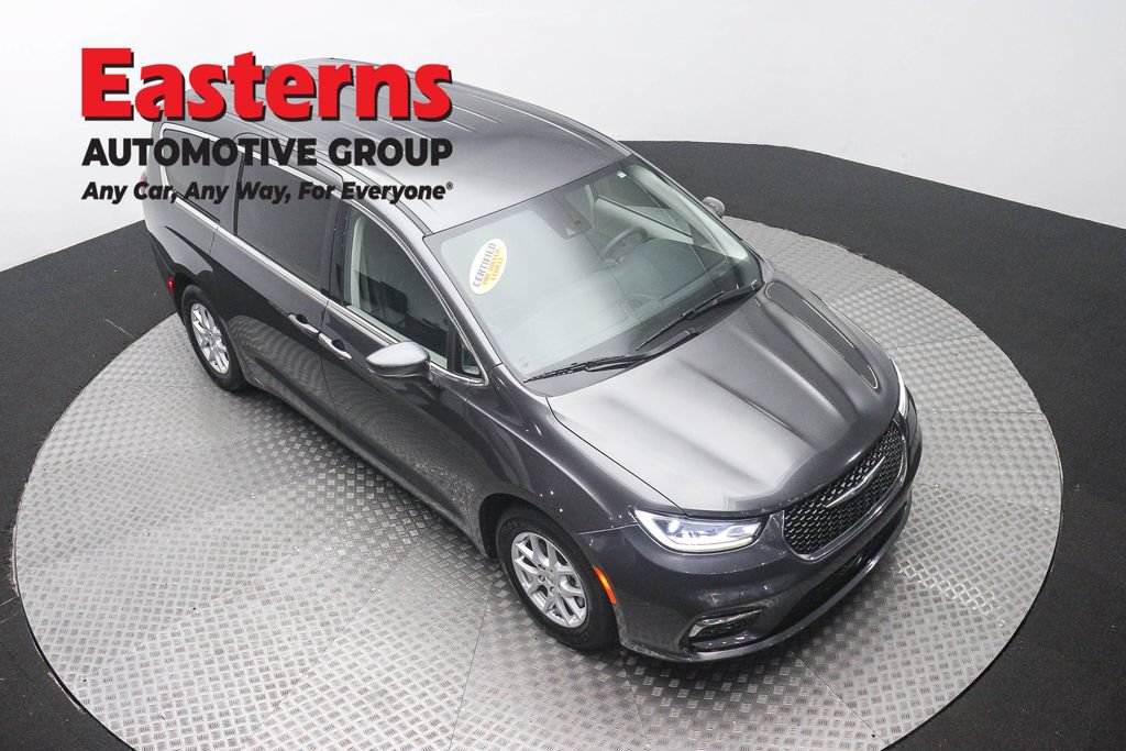 Used 2023 Chrysler Pacifica Touring-L FWD image 3